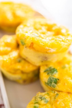 Beyaz servis tabağında pastırmalı peynirli kek..