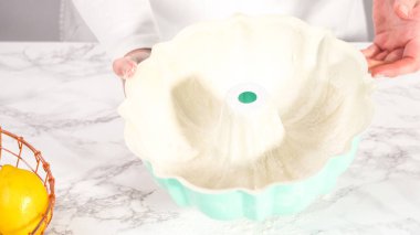 Adım adım. Bitkisel kısaltmalı ve beyaz un serpiştirilmiş yağlı kek tavası..