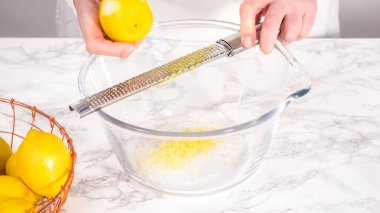 Adım adım. Limonlu kek hazırlamak için bardağa taze limon dolduruyorum..
