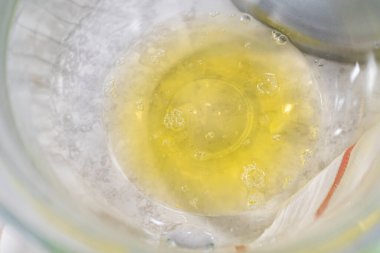 Tek boynuzlu at temasını hazırlamak için gerekli malzemeler tezgahta..