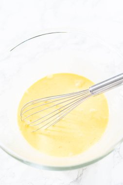 Bardakta ıspanak ve jambonlu frittata karışımı..