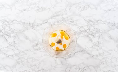 Düz yatıyordu. Bardakta ıspanak ve jambonlu frittata karışımı..