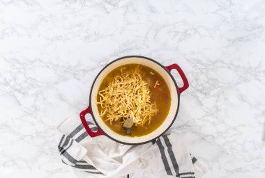 Düz yatıyordu. Hollanda usulü fırında kluski şehriyeli tavuk çorbası pişirmek..