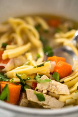 Beyaz seramik çorba kaselerinde kluski şehriyeli tavuk çorbası servis ediyorum..