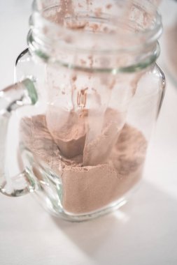 Yemek hediyesi olarak mason kavanozunda tek boynuzlu at sıcak çikolatası yapıyorum..