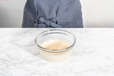 Makarna salatasıyla tavuk sosu yapmak için büyük bir bardakta karıştırma malzemesi..