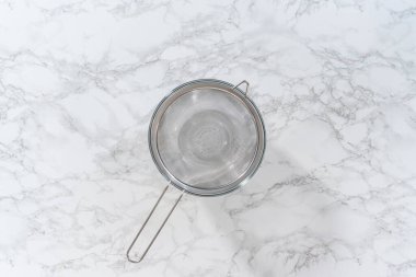 Kurutulmuş kuru üzümleri sıcak suya batırıp mini Paskalya ekmeği pişirmek..