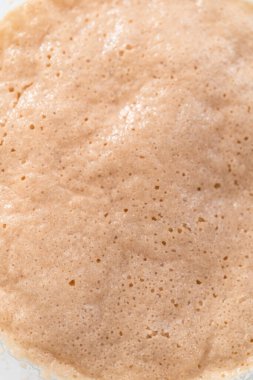 Mini Paskalya ekmeği pişirmek için bardaktaki kuru mayayı aktifleştiriyorum..