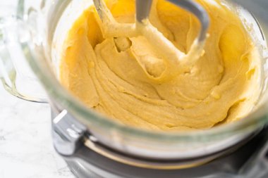 Mini Paskalya ekmeği pişirmek için mutfak mikseri malzemelerini karıştırıyorum..