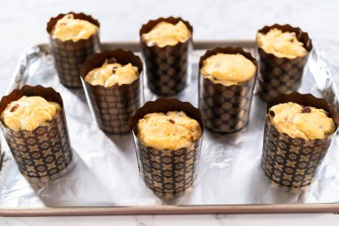 Minik Paskalya ekmeği pişirmek için kağıt kaplamalı hamur artışı.