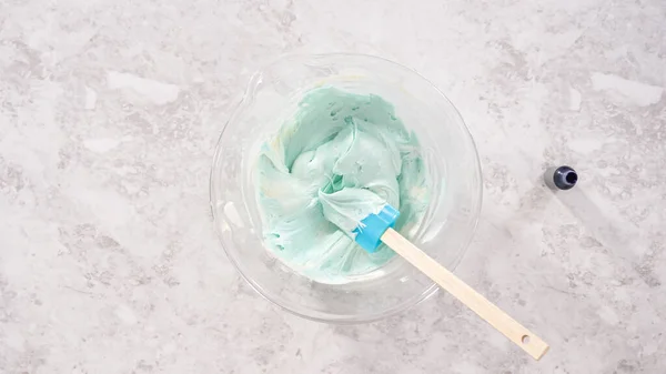 平置きだ 一歩ずつ バタークリームの霜降りに青食品の着色料を混ぜます — ストック写真