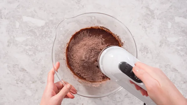 평평하게 차근차근 유니콘 무지개 초콜릿 케이크굽는 재료를 혼합하는 — 스톡 사진