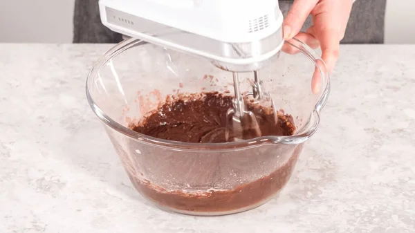 차근차근 유니콘 무지개 초콜릿 케이크굽는 재료를 혼합하는 — 스톡 사진