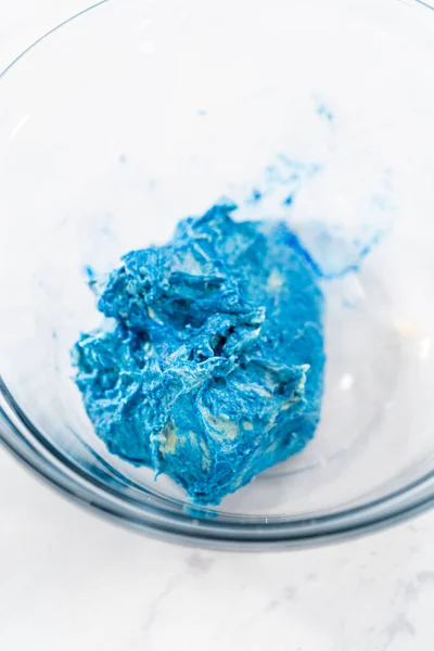 Ekmek Hamuru Ile Mavi Gıda Renklerinin Karışımı Vatansever Tarçın Kıvrımları — Stok fotoğraf