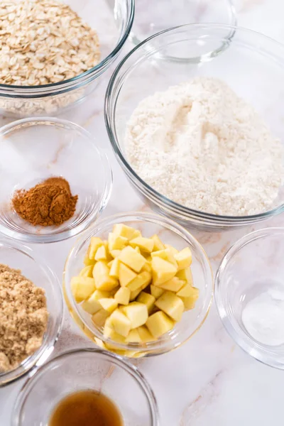 Ingredientes Medidos Tazón Vidrio Para Hornear Galletas Avena Manzana — Foto de Stock