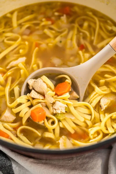 Servieren Von Hühnernudelsuppe Mit Kluski Nudeln Weißen Keramiksuppenschalen — Stockfoto