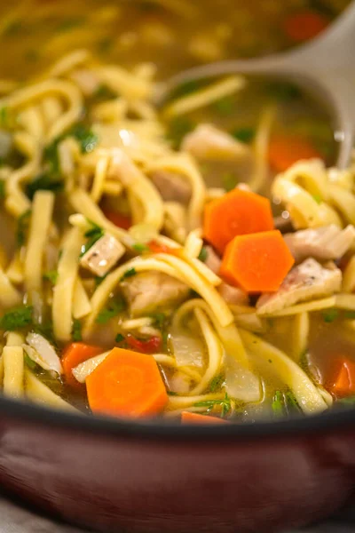 Serveren Kip Noodle Soep Met Kluski Noedels Witte Keramische Soepkommen — Stockfoto