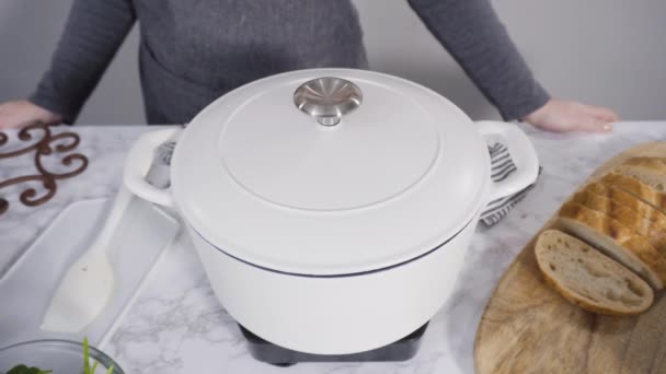Dökme Demir Hollanda Fırınında Vejetaryen Beyaz Fasulye Çorbası Pişirmek — Stok video