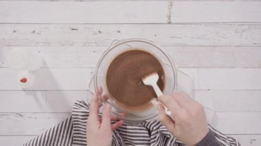 Çikolatalı ahududu kekleri yapmak çikolatalı ganache serpiştirilmiş ve üstüne ahududu serpiştirilmiş.