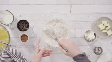Çikolatalı ahududu kekleri yapmak çikolatalı ganache serpiştirilmiş ve üstüne ahududu serpiştirilmiş.