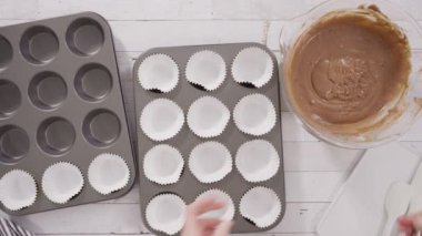 Çikolatalı ahududu kekleri yapmak çikolatalı ganache serpiştirilmiş ve üstüne ahududu serpiştirilmiş.