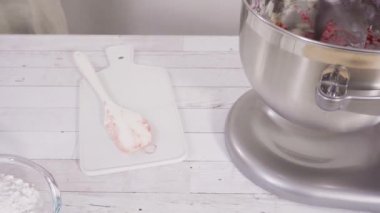 Çikolatalı ahududu kekleri yapmak çikolatalı ganache serpiştirilmiş ve üstüne ahududu serpiştirilmiş.