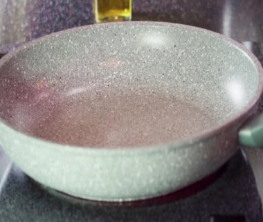 Kızartma tavasında kefir tabanında küçük krepler kızartıyorlar..