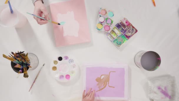 Μικρό Κορίτσι Που Εργάζεται Ένα Έργο Τέχνης Ακρυλικό Χρώμα Στο — Αρχείο Βίντεο