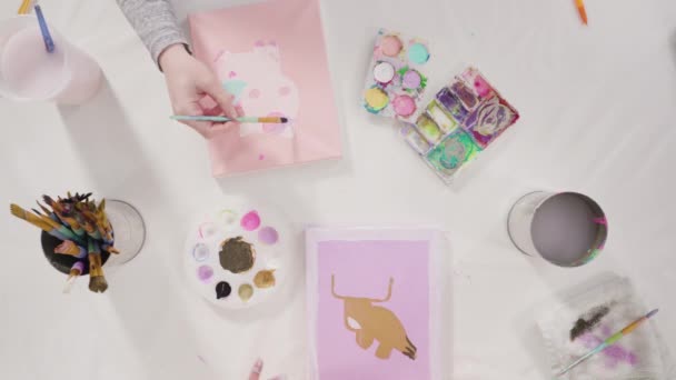 Holčička Pracuje Uměleckém Projektu Akrylovou Barvou Domácí Škole — Stock video