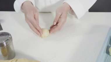 Ev yapımı ekşi ekmek ve mayalı ekmek.