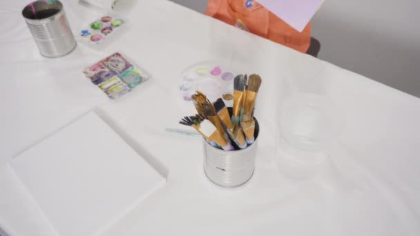 Petite Fille Travaillant Sur Projet Art Avec Peinture Acrylique Maisonécole — Video