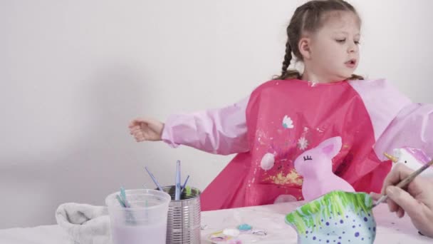 Dziewczynka Maluje Papierowe Figurki Mache Farbą Akrylową Projektu Domowego Nauczania — Wideo stockowe