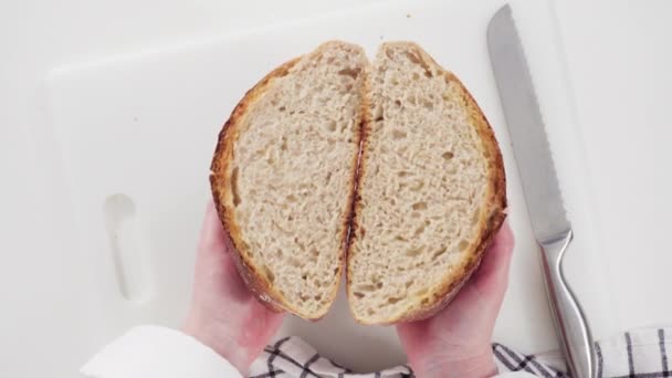 Świeżo Upieczony Bochenek Chleba Pszennego Dodatkami Koszyka Zabezpieczającego Chleb — Wideo stockowe