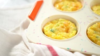 Fırından yeni çıkmış pastırma ve peynirli kek..