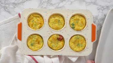 Fırından yeni çıkmış pastırma ve peynirli kek..