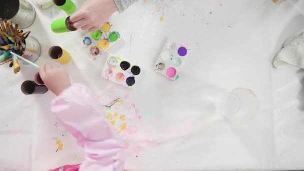 Papelería Para Niños Pintar Rollos Papel Higiénico Vacíos Con Pintura — Vídeo de stock