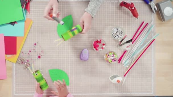 Kinder Basteln Leere Toilettenpapierrollen Mit Acrylfarbe Bemalen Papierkäfer Erzeugen — Stockvideo