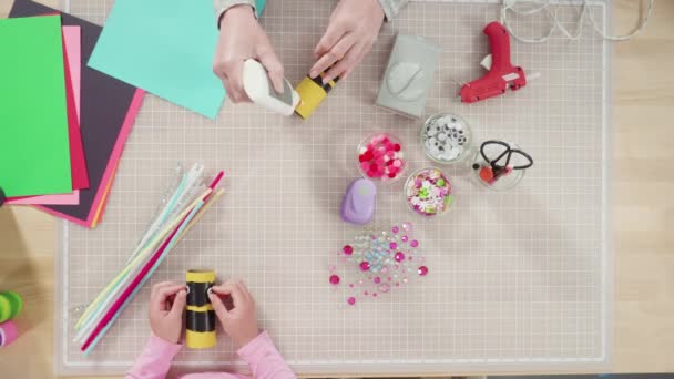 Papelaria Infantil Pintura Rolos Papel Higiênico Vazios Com Tinta Acrílica — Vídeo de Stock