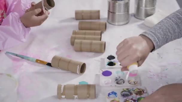 Papíry Pro Děti Malování Prázdné Toaletní Papír Role Akrylovou Barvou — Stock video