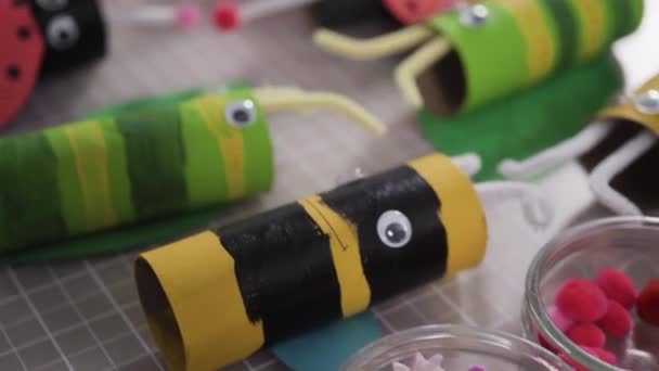 Kinder Basteln Leere Toilettenpapierrollen Mit Acrylfarbe Bemalen Papierkäfer Erzeugen — Stockvideo