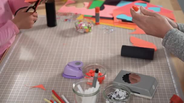 子供の紙工芸品 紙の虫を作成するためにアクリル塗料で空のトイレタリーペーパーロールをペイント — ストック動画