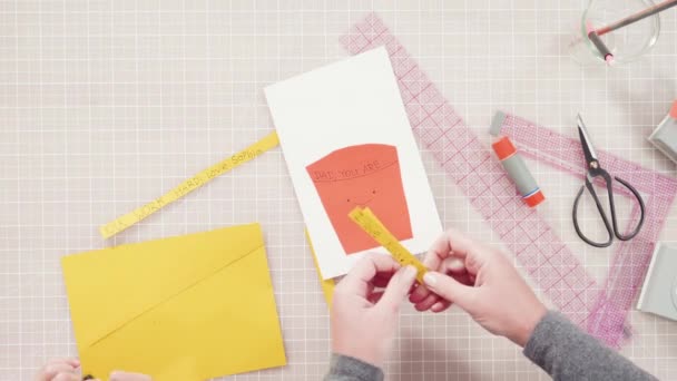 Kleines Mädchen Bastelt Aus Baupapier Eine Handgefertigte Vatertagskarte — Stockvideo