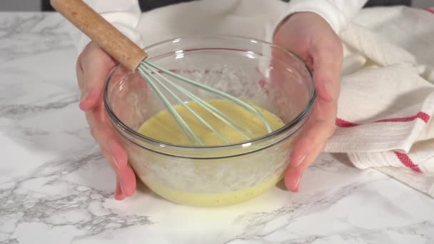在杯子搅拌碗中混合配料 准备熏肉和奶酪鸡蛋松饼 — 图库视频影像