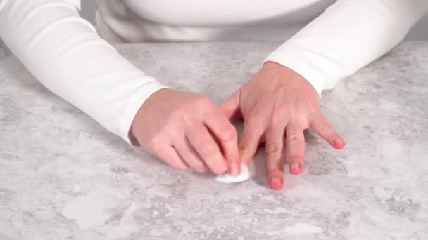Mujer Terminando Manicura Casa Con Simples Herramientas Manicura Quitar Esmalte — Vídeos de Stock