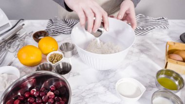 Adım adım. Kızılcık keki pişirmek için karışımı karıştırıyorum..