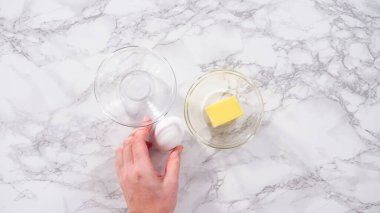 Düz yatıyordu. Adım adım. Mutfak masasında çörek pişirmek için gerekli malzemeler..