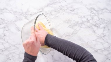 Düz yatıyordu. Adım adım. Ev yapımı çörekler pişirmek için ekmek hamuru bölüştürüyorum..