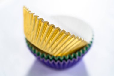 Renkli folyo yığınları fırınlanmış kek kalıpları.