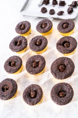 Çikolatalı kekleri çikolatalı ganache ile dolduruyorum..