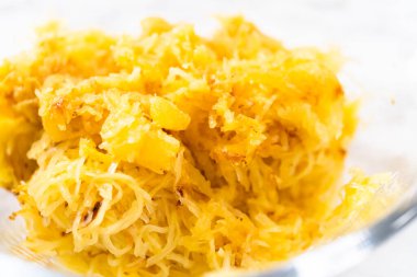 Zeytin yağı, tuz ve biberli organik spagetti hazırlıyorum..
